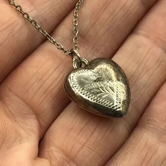 VINTAGE SILVER Puffed Heart Foliage Etch Pendant Necklace on Chain Retro Kitsch - Picture 13 of 16